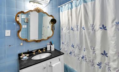 Planta atípica en edificio de categoría con cochera. Bajísimas expensas.