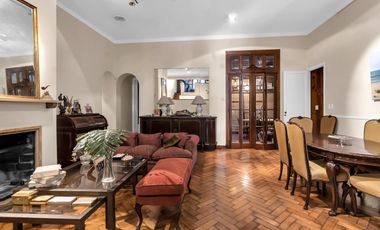 Planta atípica en edificio de categoría con cochera. Bajísimas expensas.