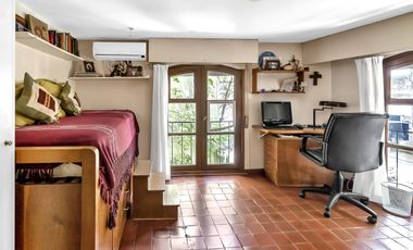 Planta atípica en edificio de categoría con cochera. Bajísimas expensas.