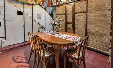 Planta atípica en edificio de categoría con cochera. Bajísimas expensas.