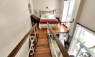 Planta atípica en edificio de categoría con cochera. Bajísimas expensas.