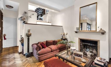 Planta atípica en edificio de categoría con cochera. Bajísimas expensas.