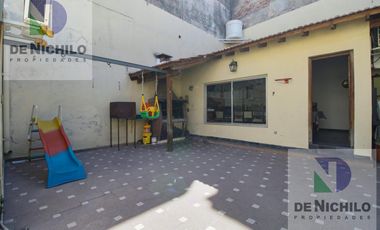 VENTA  DE DOS CASAS  EN LOTE PROPIO CON QUINCHO Y PATIO, JOVELLANOS 1400,BARRACAS