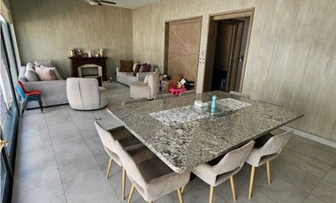 Residencia con Alberca y Acabados de Lujo en Zona Valle Poniente