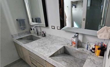 Residencia con Alberca y Acabados de Lujo en Zona Valle Poniente