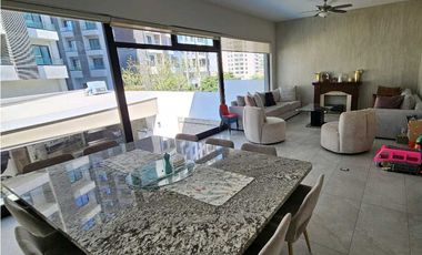 Residencia con Alberca y Acabados de Lujo en Zona Valle Poniente