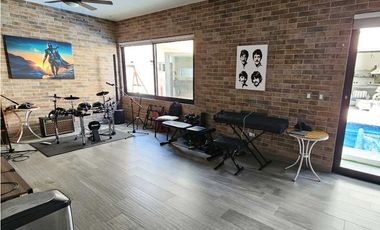 Residencia con Alberca y Acabados de Lujo en Zona Valle Poniente