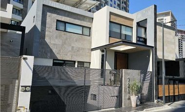 Residencia con Alberca y Acabados de Lujo en Zona Valle Poniente