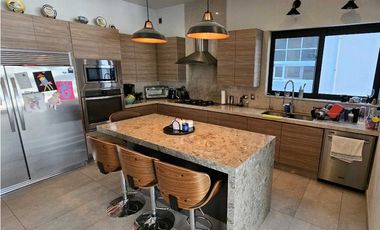 Residencia con Alberca y Acabados de Lujo en Zona Valle Poniente