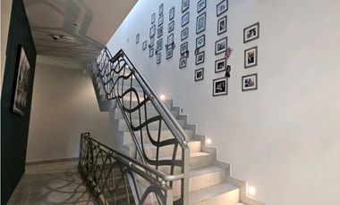 Residencia con Alberca y Acabados de Lujo en Zona Valle Poniente