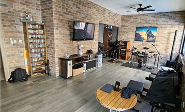 Residencia con Alberca y Acabados de Lujo en Zona Valle Poniente