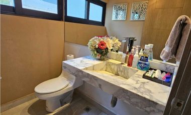 Residencia con Alberca y Acabados de Lujo en Zona Valle Poniente