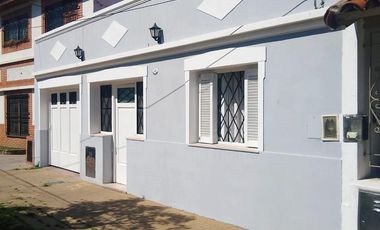 Casa de 2 dormitorios con garage y patio. Lanús Este.-