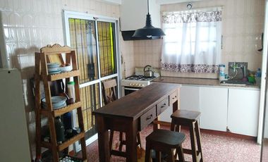 Casa de 2 dormitorios con garage y patio. Lanús Este.-