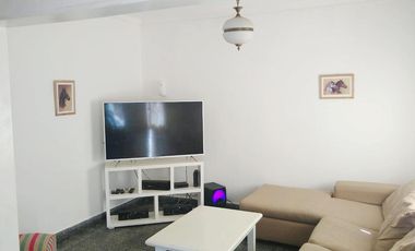 Casa de 2 dormitorios con garage y patio. Lanús Este.-
