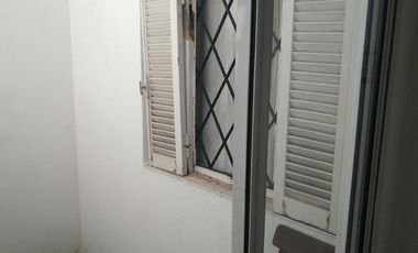 Casa de 2 dormitorios con garage y patio. Lanús Este.-