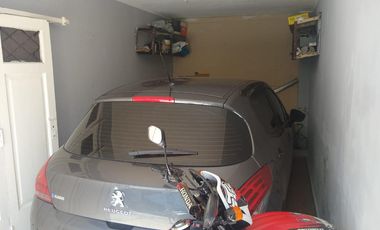 Casa de 2 dormitorios con garage y patio. Lanús Este.-