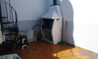 Casa de 2 dormitorios con garage y patio. Lanús Este.-