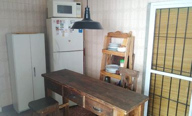 Casa de 2 dormitorios con garage y patio. Lanús Este.-