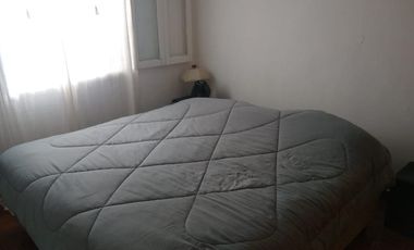 Casa de 2 dormitorios con garage y patio. Lanús Este.-