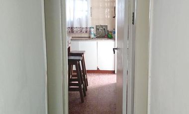 Casa de 2 dormitorios con garage y patio. Lanús Este.-