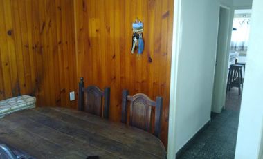 Casa de 2 dormitorios con garage y patio. Lanús Este.-