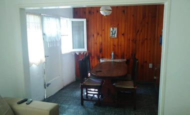 Casa de 2 dormitorios con garage y patio. Lanús Este.-