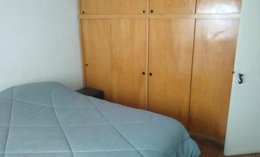 Casa de 2 dormitorios con garage y patio. Lanús Este.-