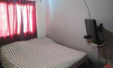 Casa de 2 dormitorios con garage y patio. Lanús Este.-