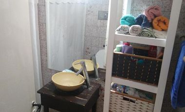 Casa de 2 dormitorios con garage y patio. Lanús Este.-