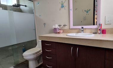 SE RENTA INCREÍBLE CASA AMUEBLADA EN CERRADA EN TECAMACHALCO (V)