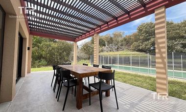 Venta en Residencial 1 de Costa Esmeralda - 3 dormitorios - pileta - fondo privado