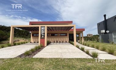 Venta en Residencial 1 de Costa Esmeralda - 3 dormitorios - pileta - fondo privado