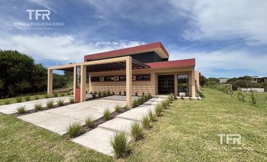 Venta en Residencial 1 de Costa Esmeralda - 3 dormitorios - pileta - fondo privado