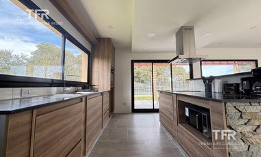 Venta en Residencial 1 de Costa Esmeralda - 3 dormitorios - pileta - fondo privado