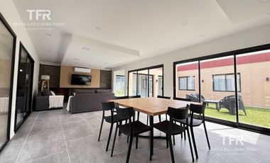 Venta en Residencial 1 de Costa Esmeralda - 3 dormitorios - pileta - fondo privado