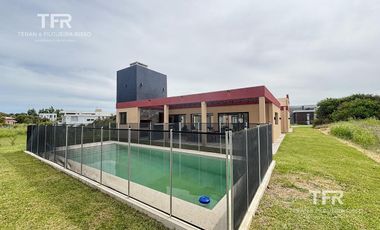 Venta en Residencial 1 de Costa Esmeralda - 3 dormitorios - pileta - fondo privado