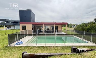 Venta en Residencial 1 de Costa Esmeralda - 3 dormitorios - pileta - fondo privado