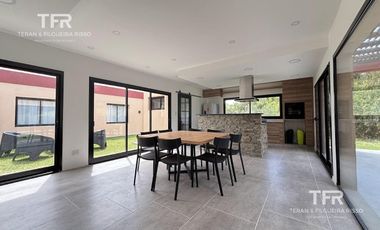 Venta en Residencial 1 de Costa Esmeralda - 3 dormitorios - pileta - fondo privado