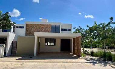 CASA EN VENTA EN PRIVADA ZENDERA DE 3 HABITACIONES EN ESQUINA CON ALBERCA