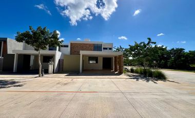 CASA EN VENTA EN PRIVADA ZENDERA DE 3 HABITACIONES EN ESQUINA CON ALBERCA