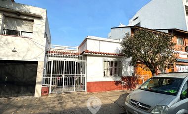 Casa en Venta de 2 dorm., galería, patio, lavadero y galpón. Centro Zárate