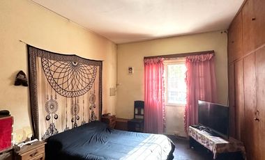 Casa en Venta de 2 dorm., galería, patio, lavadero y galpón. Centro Zárate