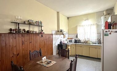 Casa en Venta de 2 dorm., galería, patio, lavadero y galpón. Centro Zárate