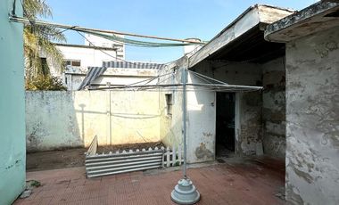 Casa en Venta de 2 dorm., galería, patio, lavadero y galpón. Centro Zárate