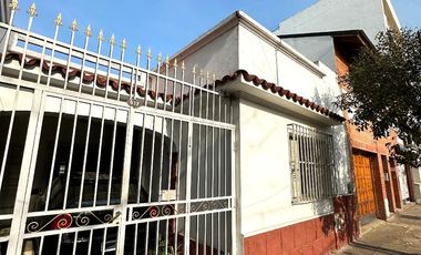 Casa en Venta de 2 dorm., galería, patio, lavadero y galpón. Centro Zárate