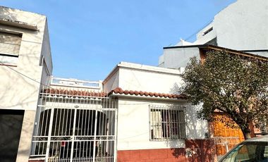 Casa en Venta de 2 dorm., galería, patio, lavadero y galpón. Centro Zárate