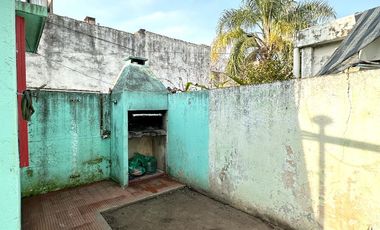 Casa en Venta de 2 dorm., galería, patio, lavadero y galpón. Centro Zárate