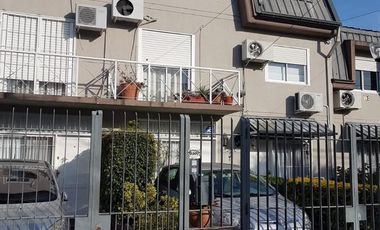 Dúplex 4 ambientes en complejo residencial, con cochera y jardín - Versalles