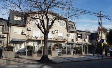 Dúplex 4 ambientes en complejo residencial, con cochera y jardín - Versalles